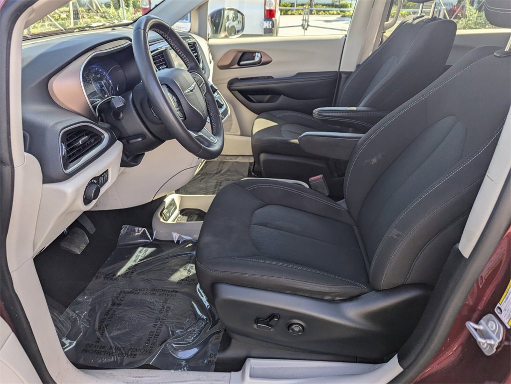 Used 2023 Chrysler Voyager LX image 24