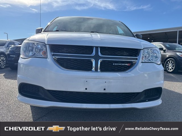 Used 2018 Dodge Grand Caravan SE w/ UConnect Hands-Free Group image 2
