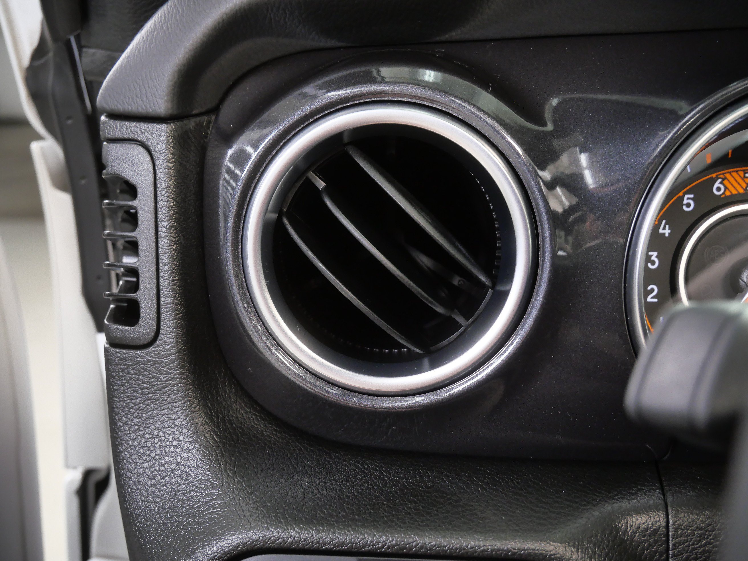 Used 2023 Jeep Wrangler Unlimited Sahara AWD/4WD image 29