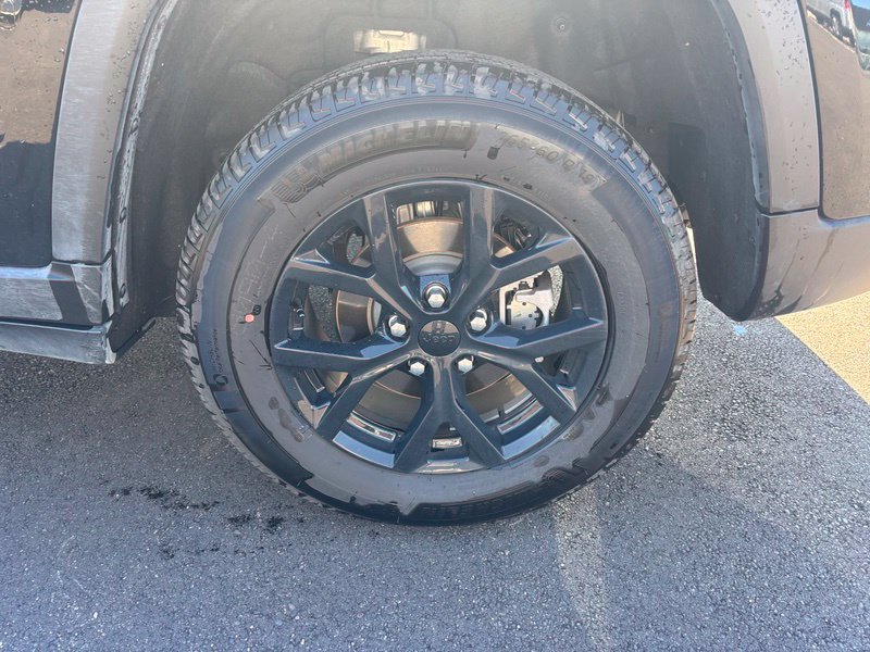 Used 2025 Jeep Grand Cherokee Altitude AWD/4WD image 15