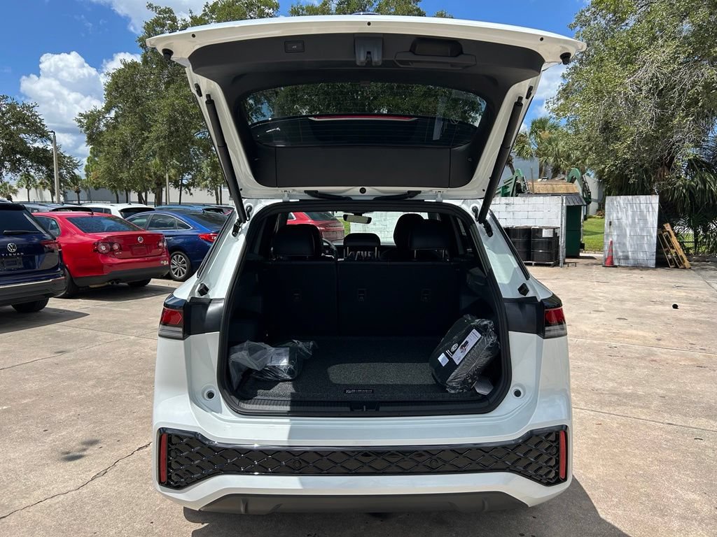 New 2026 Volkswagen Tiguan SE R-Line FWD image 43