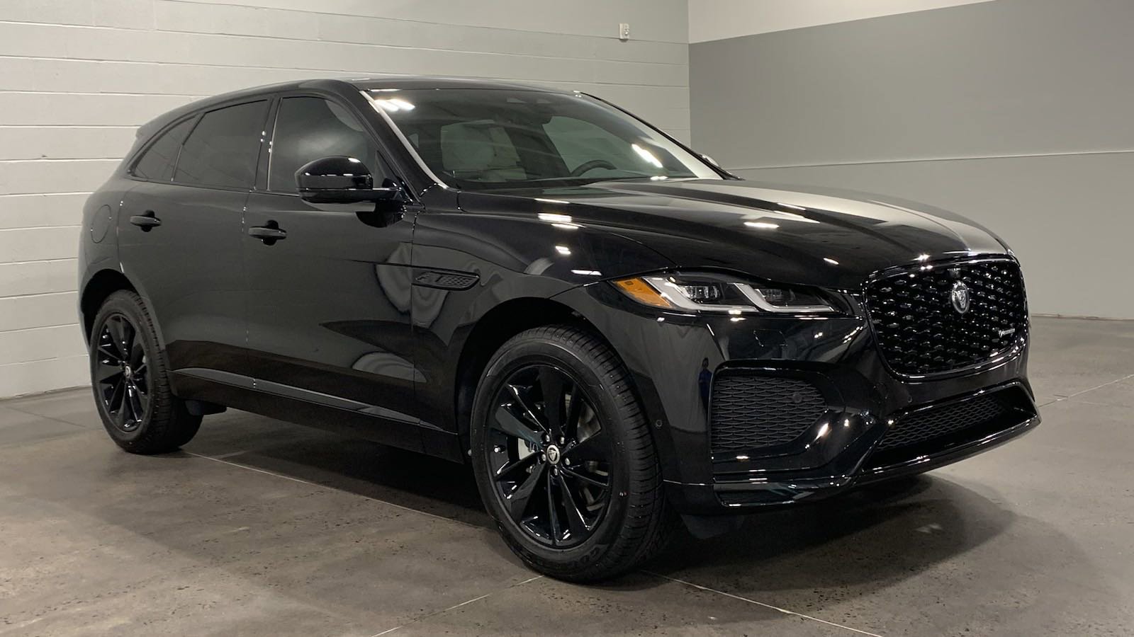 Used 2025 Jaguar F-PACE R-Dynamic S image 11