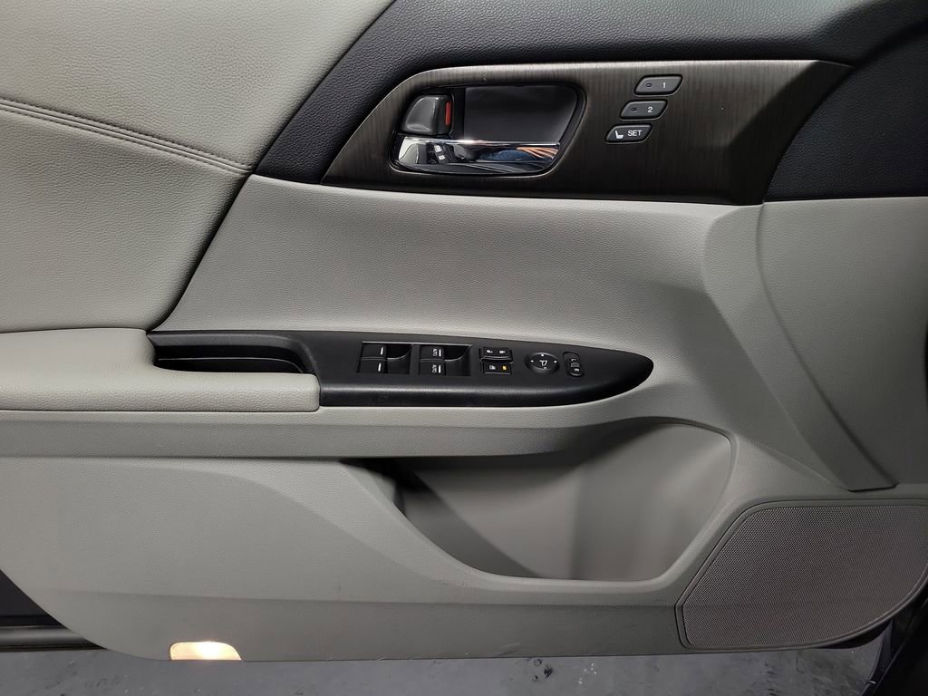 Used 2013 Honda Accord Touring image 23