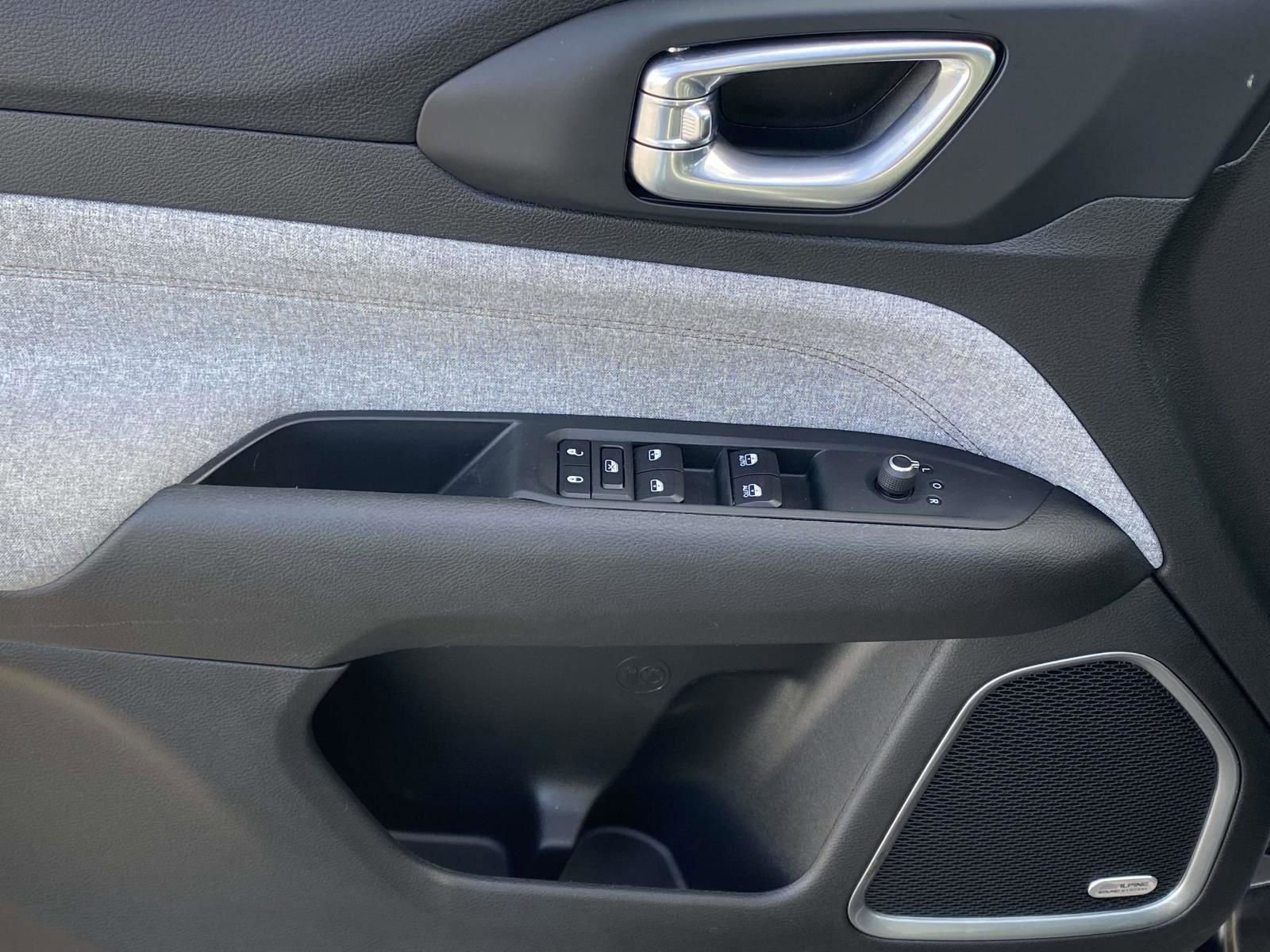 Used 2023 Jeep Compass Latitude w/ Sun and Sound Group image 16