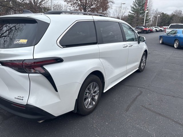 Used 2024 Toyota Sienna XLE image 7