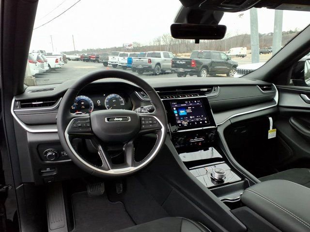 New 2025 Jeep Grand Cherokee Altitude image 12