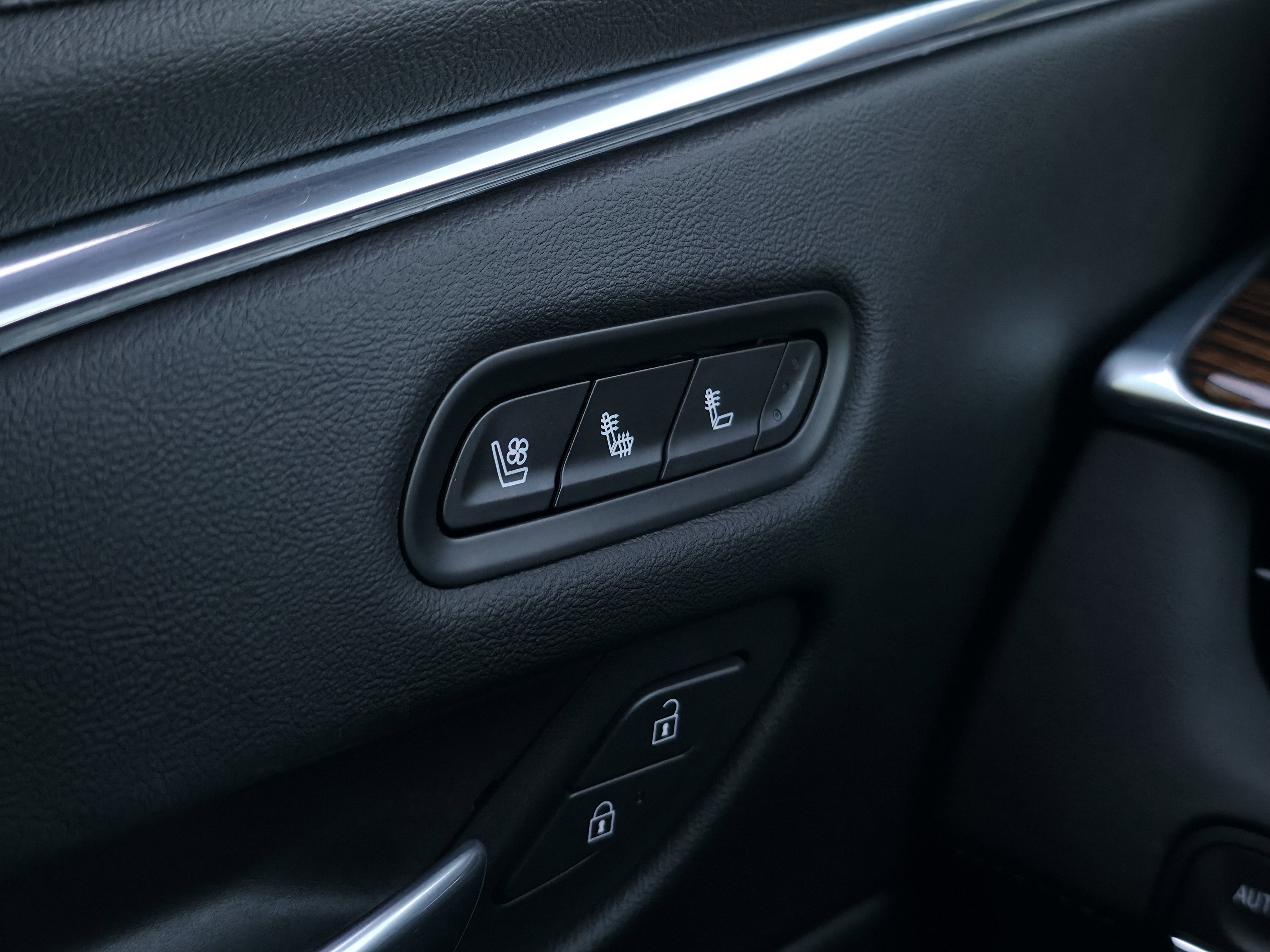 Used 2021 Cadillac Escalade Premium Luxury w/ Driver Assist Tech Package image 31