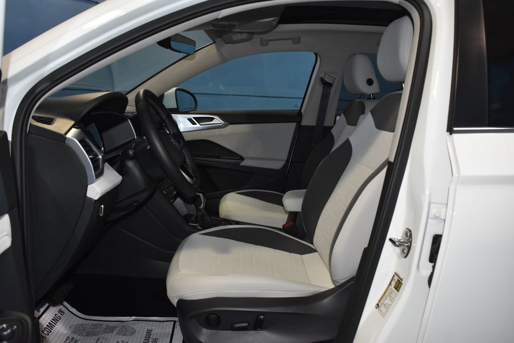 Certified 2025 Volkswagen Taos SE w/ Panoramic Sunroof Package image 6