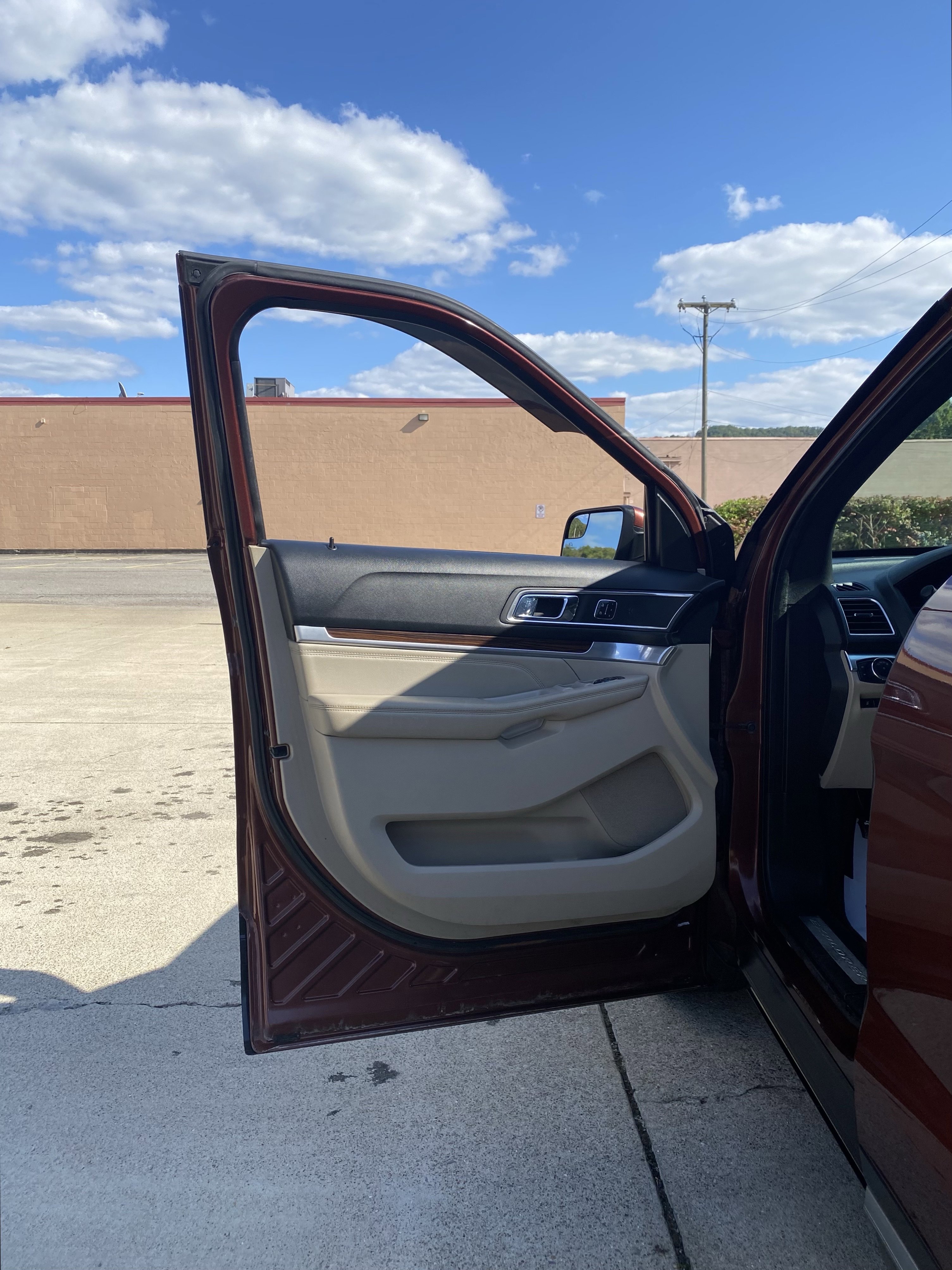 Used 2018 Ford Explorer Limited image 3