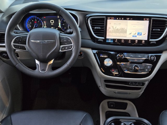 Used 2024 Chrysler Pacifica Touring-L FWD image 26