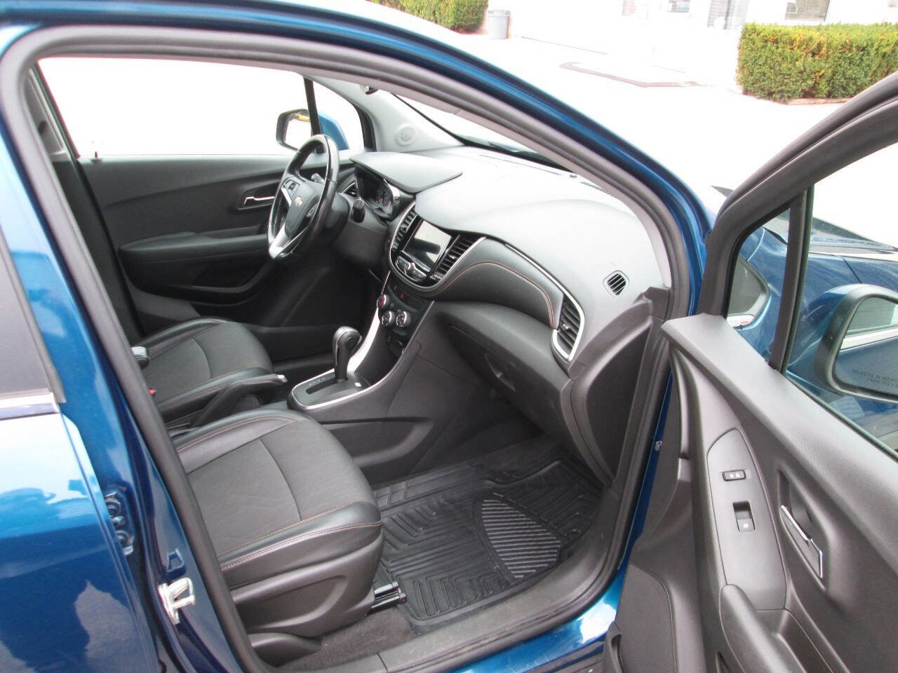 Used 2019 Chevrolet Trax LT w/ LT Convenience Package AWD/4WD image 18