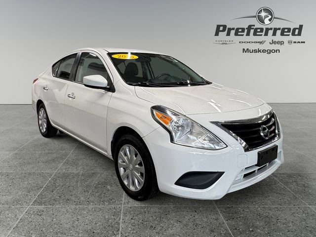 Used 2015 Nissan Versa SV image 1