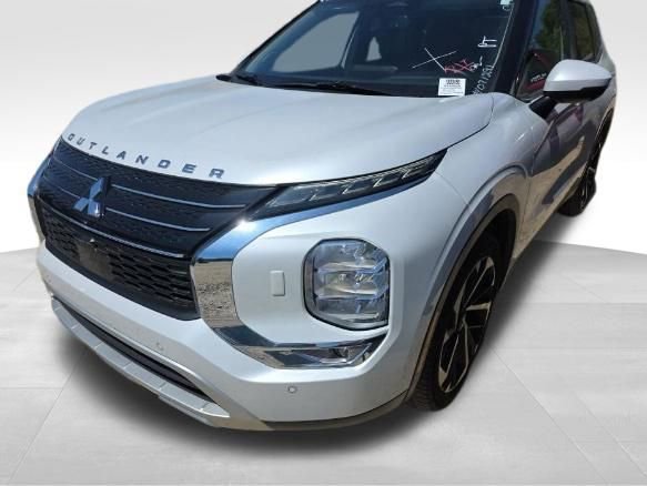 Used 2024 Mitsubishi Outlander SE AWD/4WD image 3