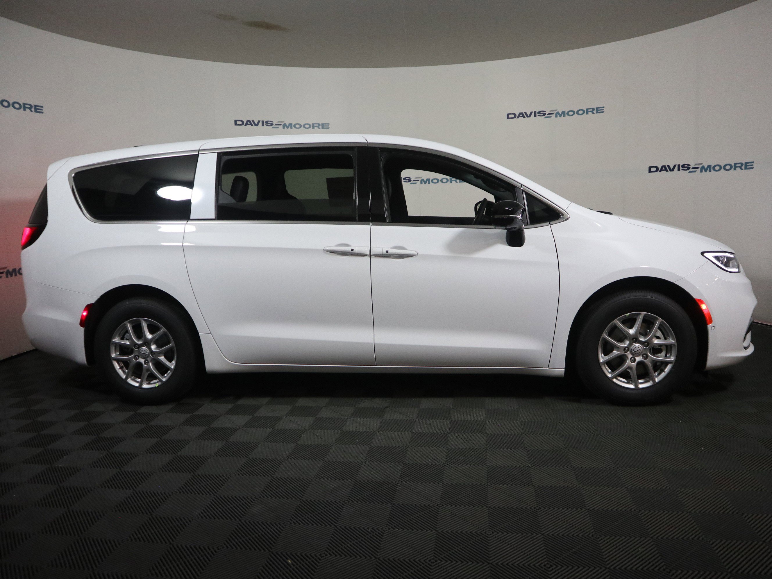 New 2026 Chrysler Pacifica Select image 4