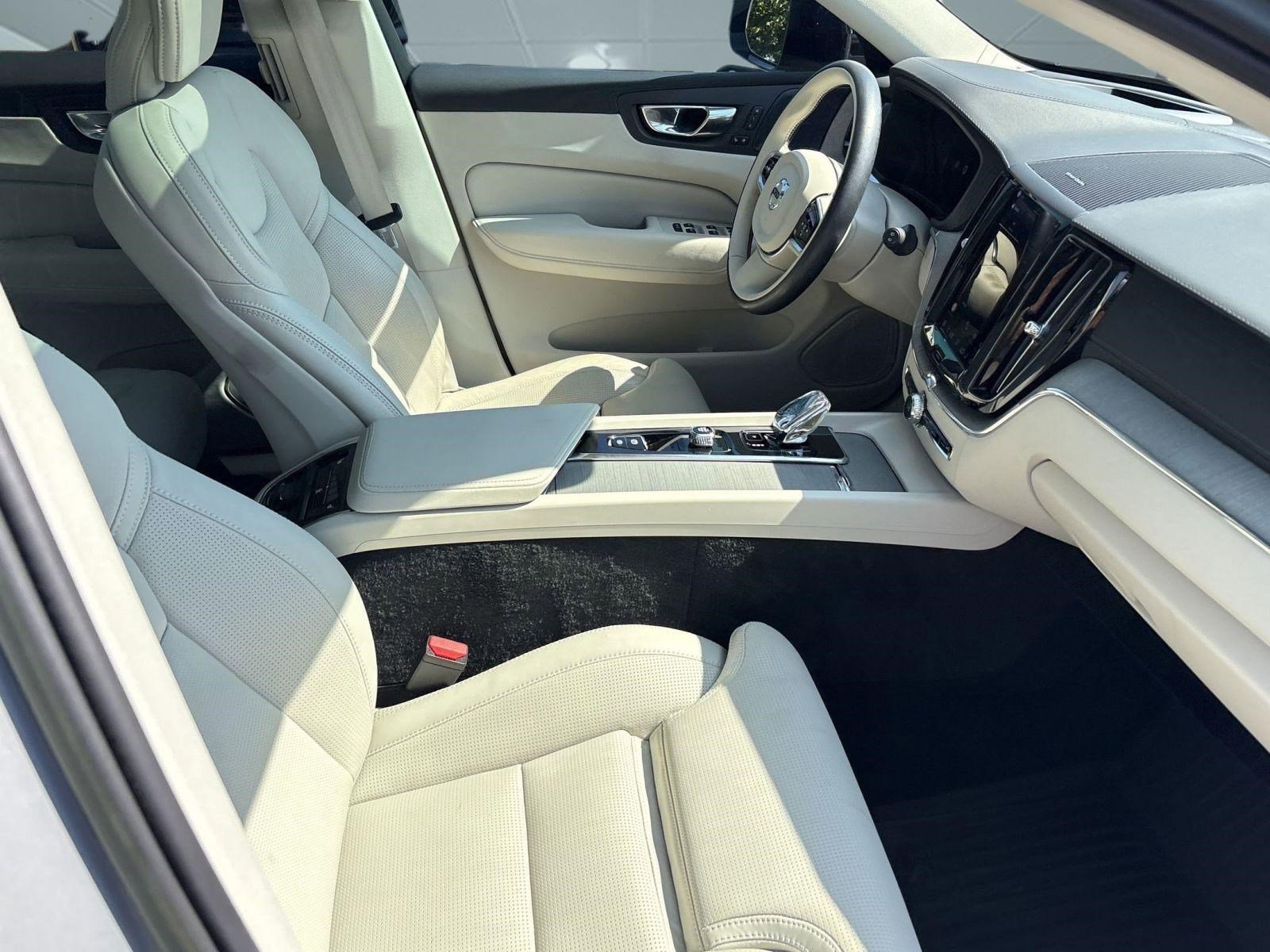 Used 2023 Volvo XC60 B5 Ultimate w/ Climate Package image 30