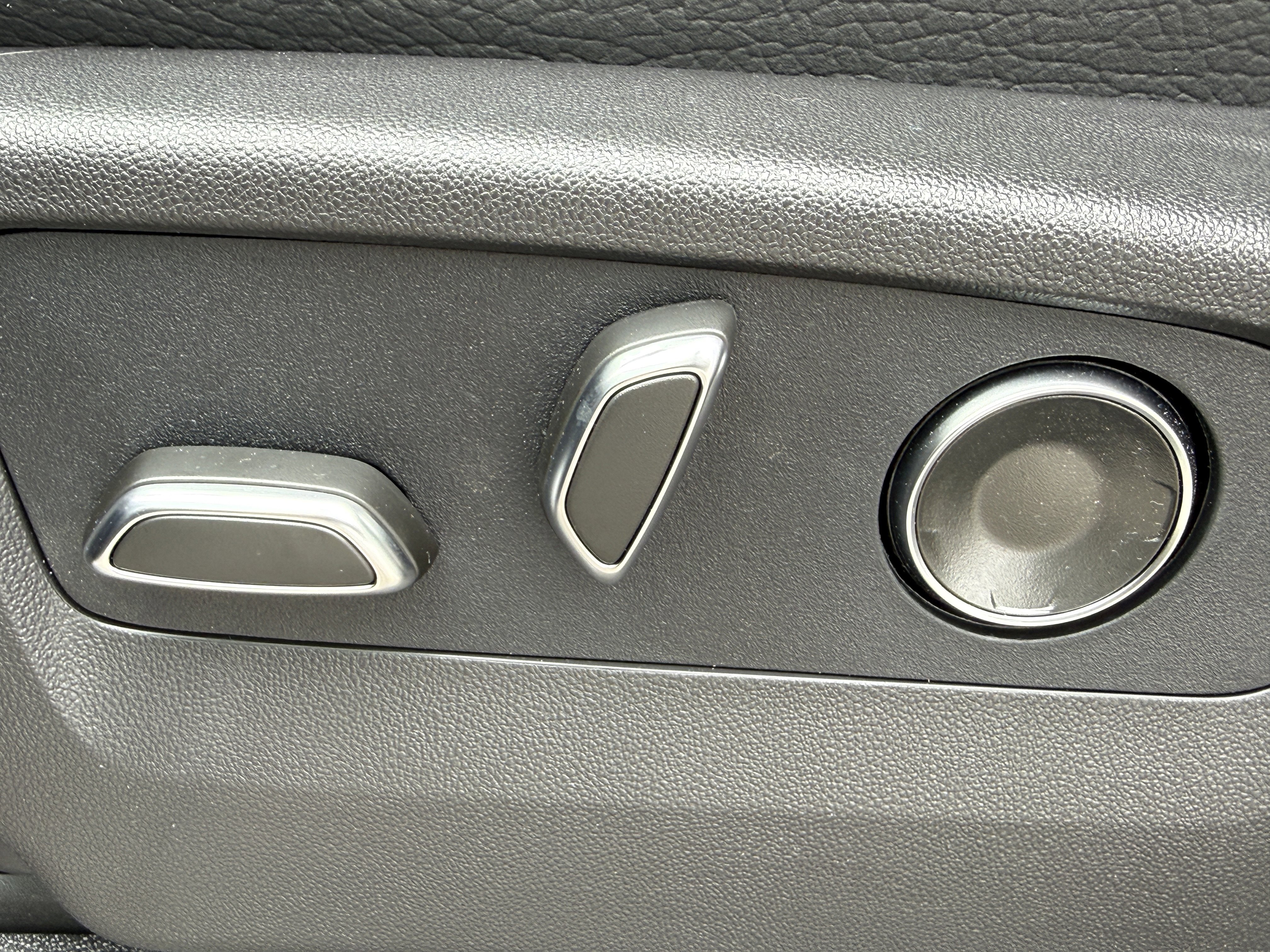 New 2026 GMC Yukon XL Denali w/ Sun & Power Step Package image 12