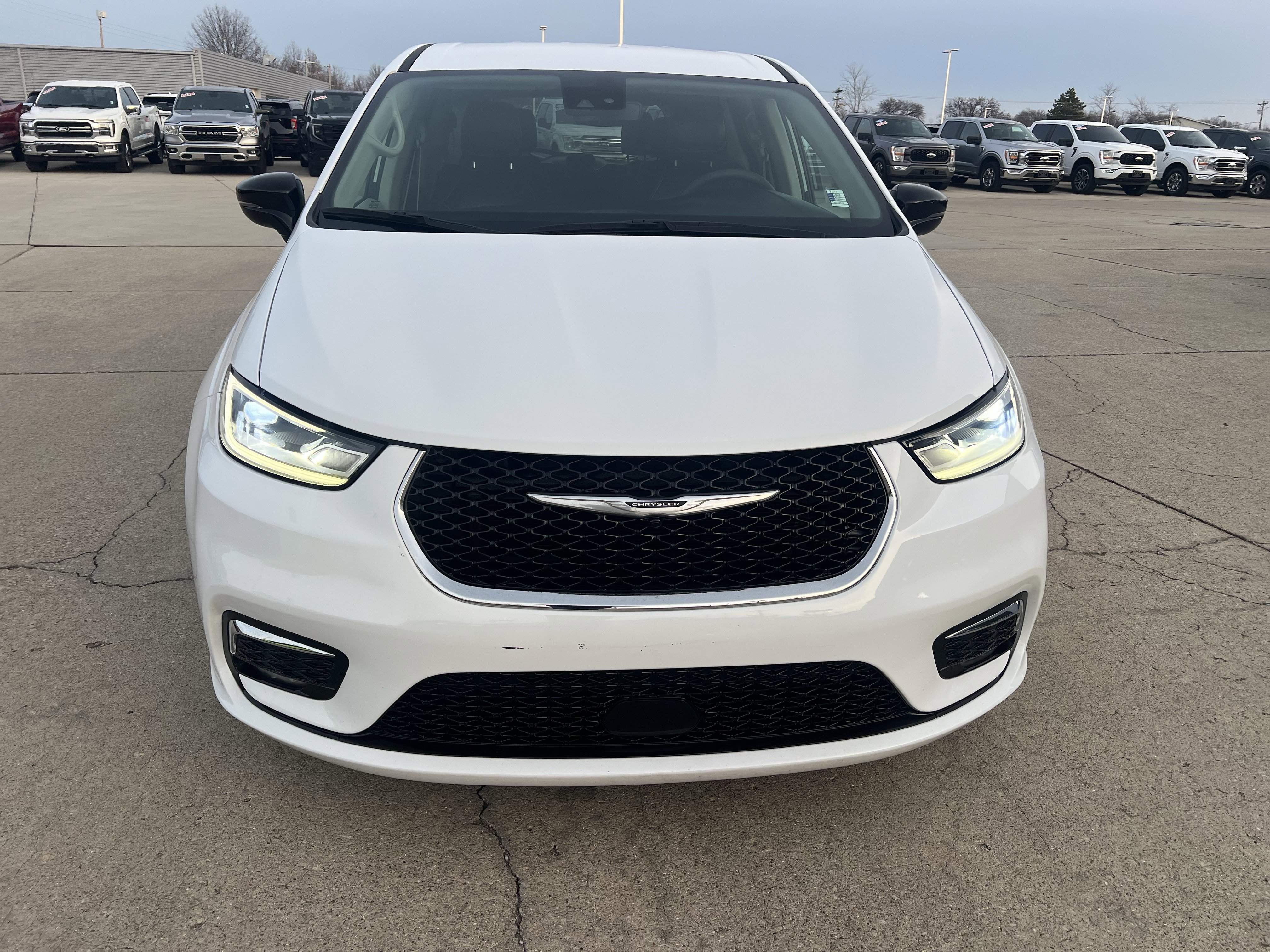 Used 2024 Chrysler Pacifica Touring-L image 10