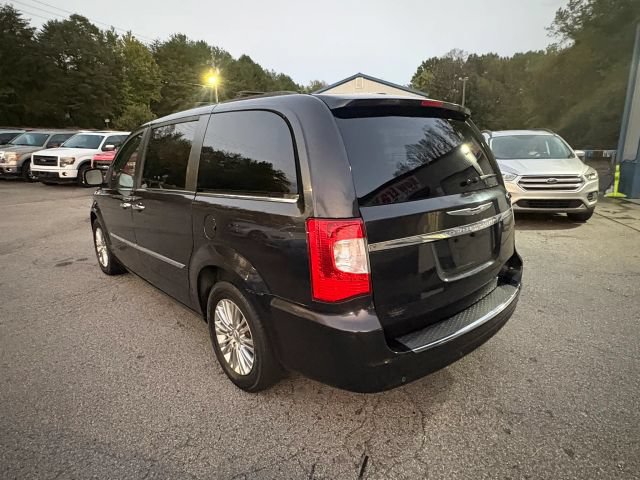 Used 2015 Chrysler Town & Country Touring-L w/ Driver Convenience Group FWD image 3