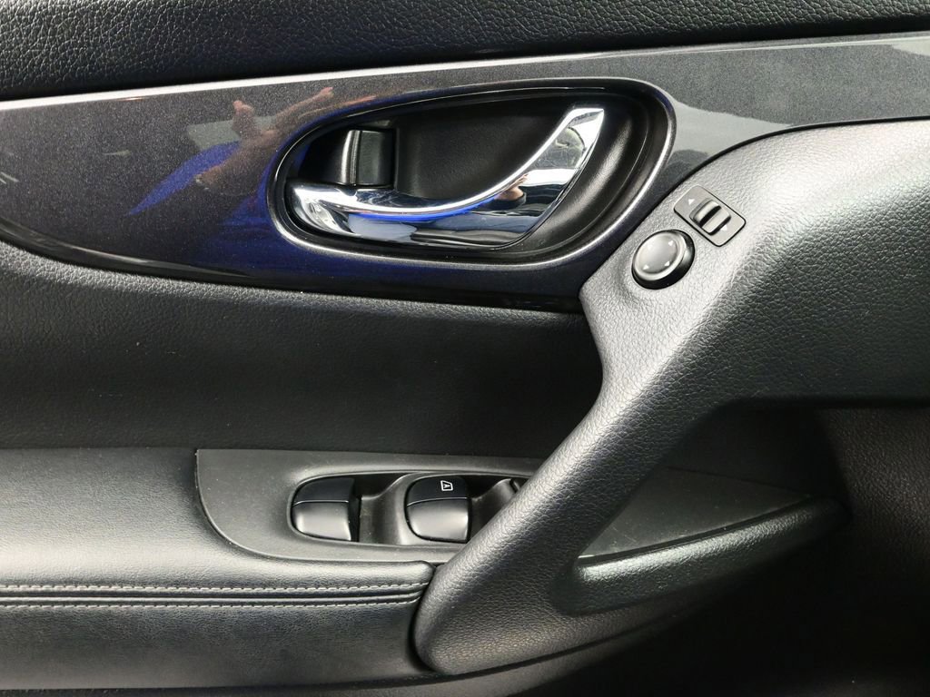 Used 2019 Nissan Rogue SV image 17