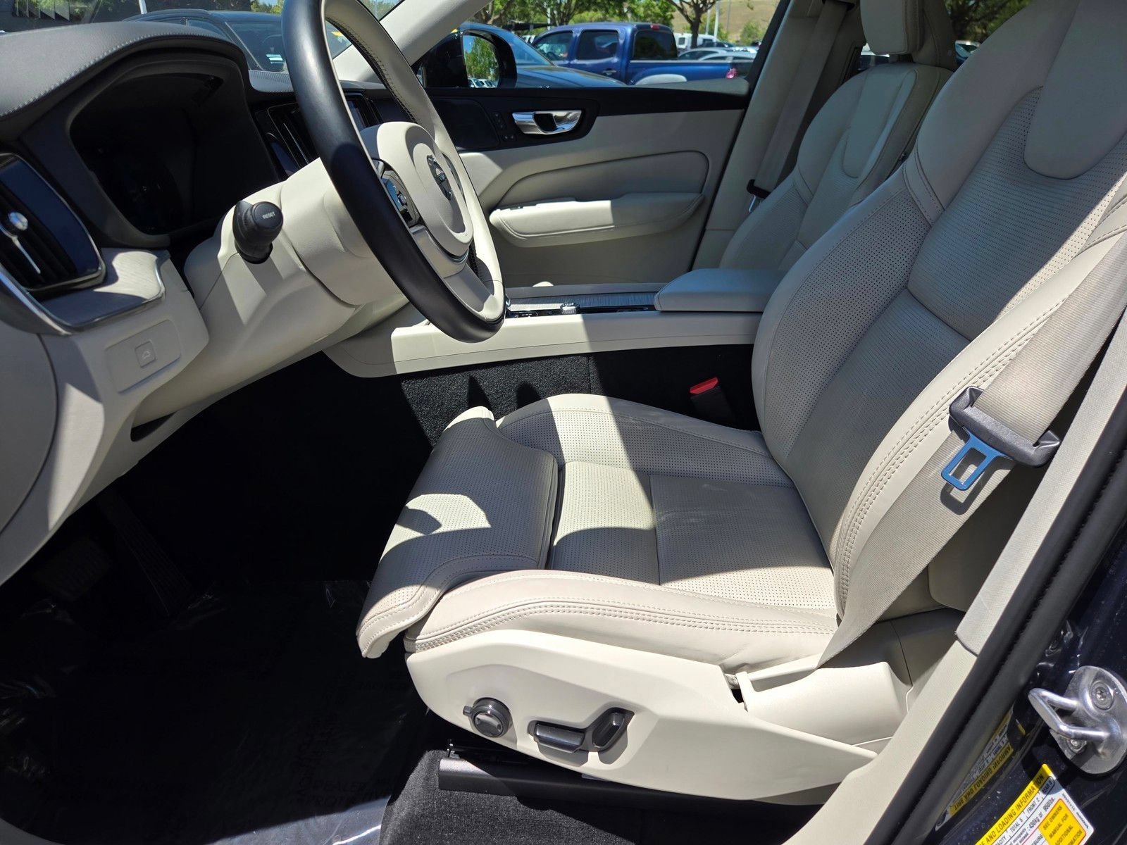 Used 2023 Volvo XC60 B5 Ultimate w/ Climate Package FWD image 26