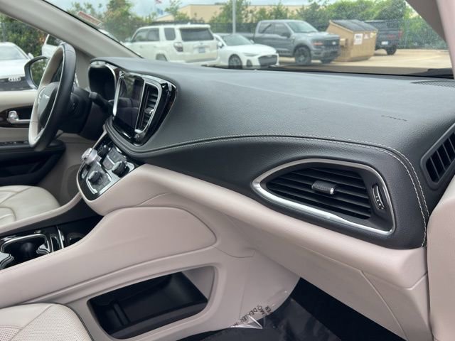 Used 2021 Chrysler Pacifica Limited w/ Uconnect Theater Family Group image 36