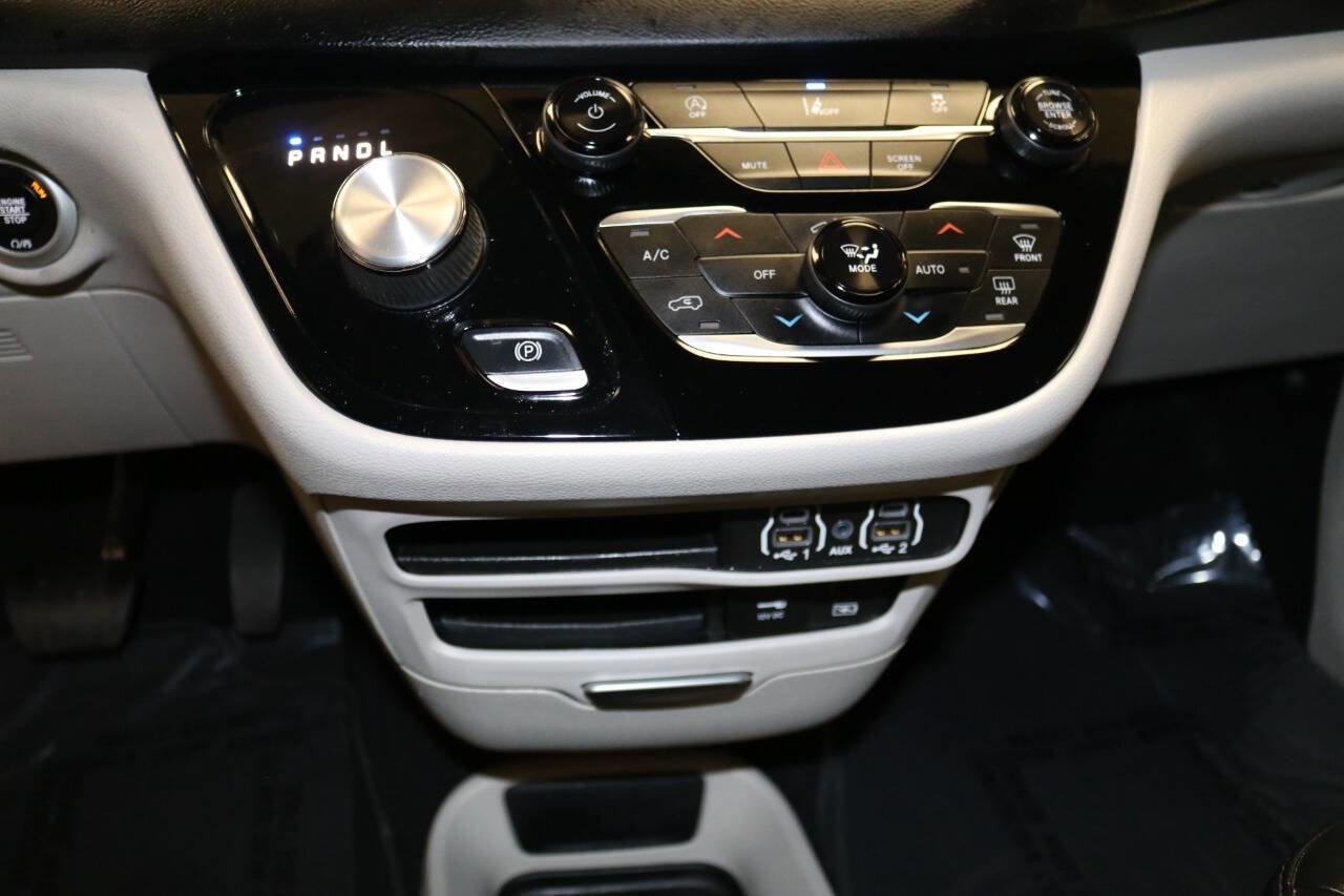 Used 2023 Chrysler Pacifica Touring-L image 32