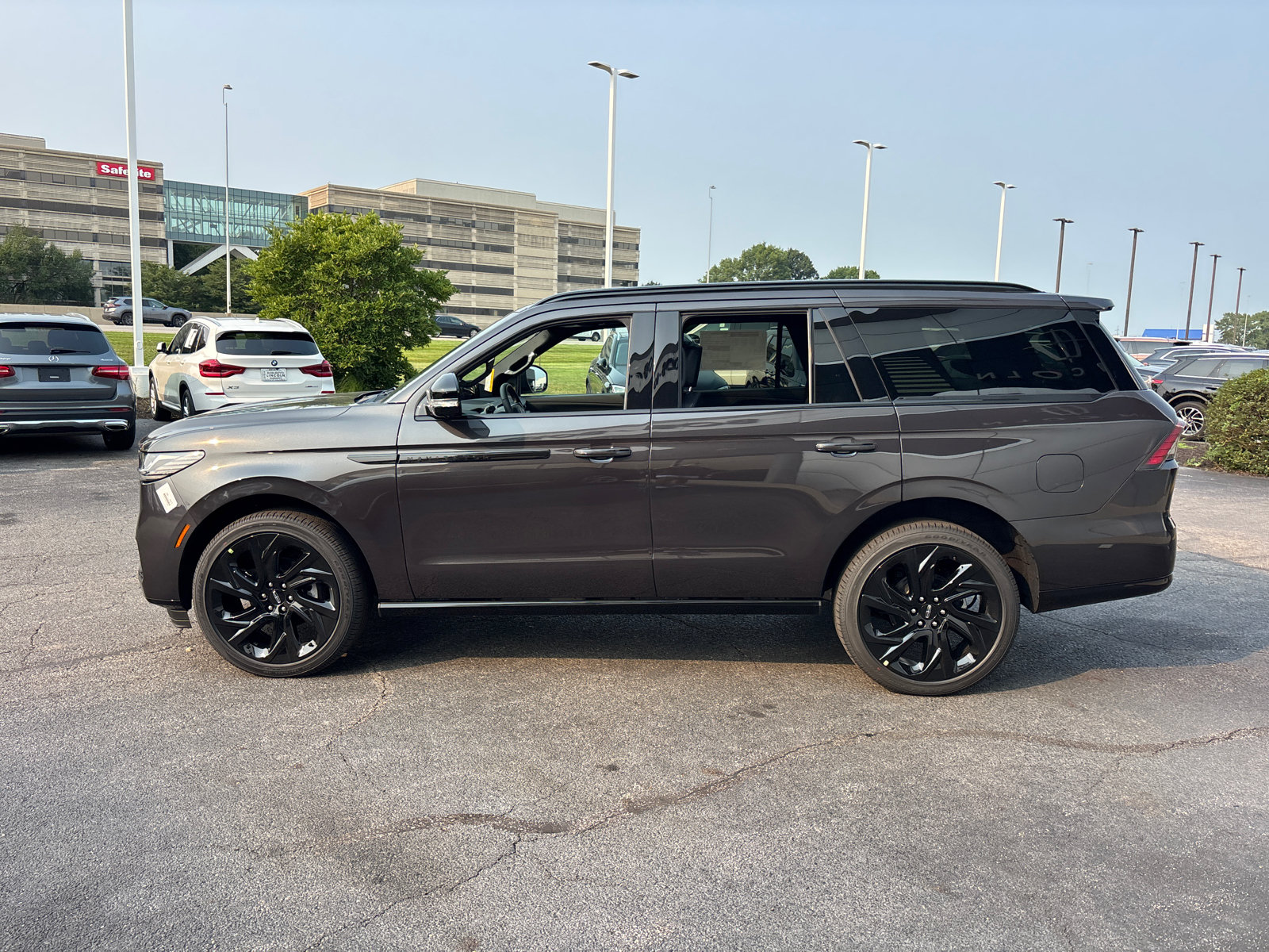 New 2027 Lincoln Navigator Reserve w/ Jet Appearance Package AWD/4WD image 4