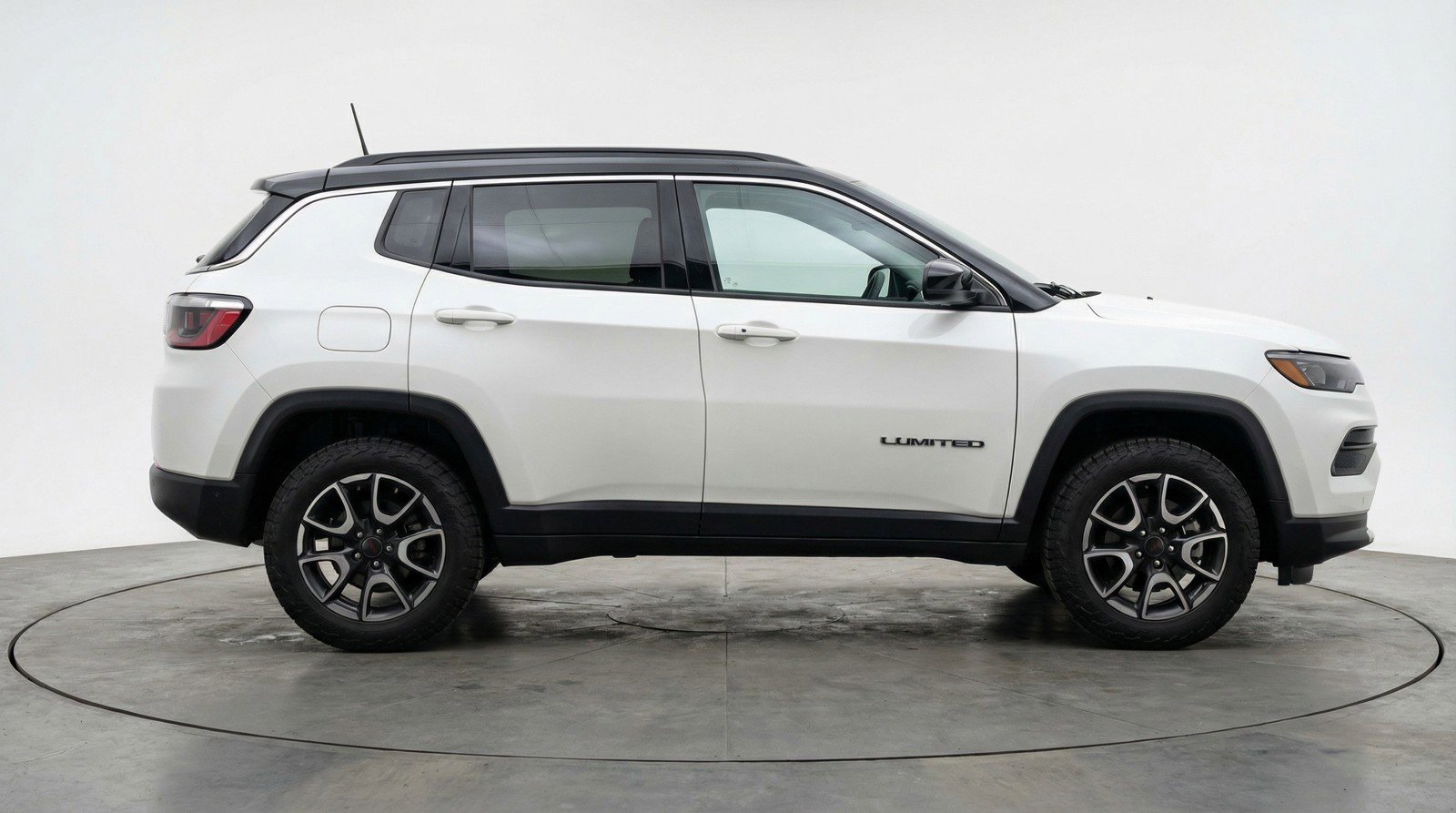 Used 2025 Jeep Compass Trailhawk image 11