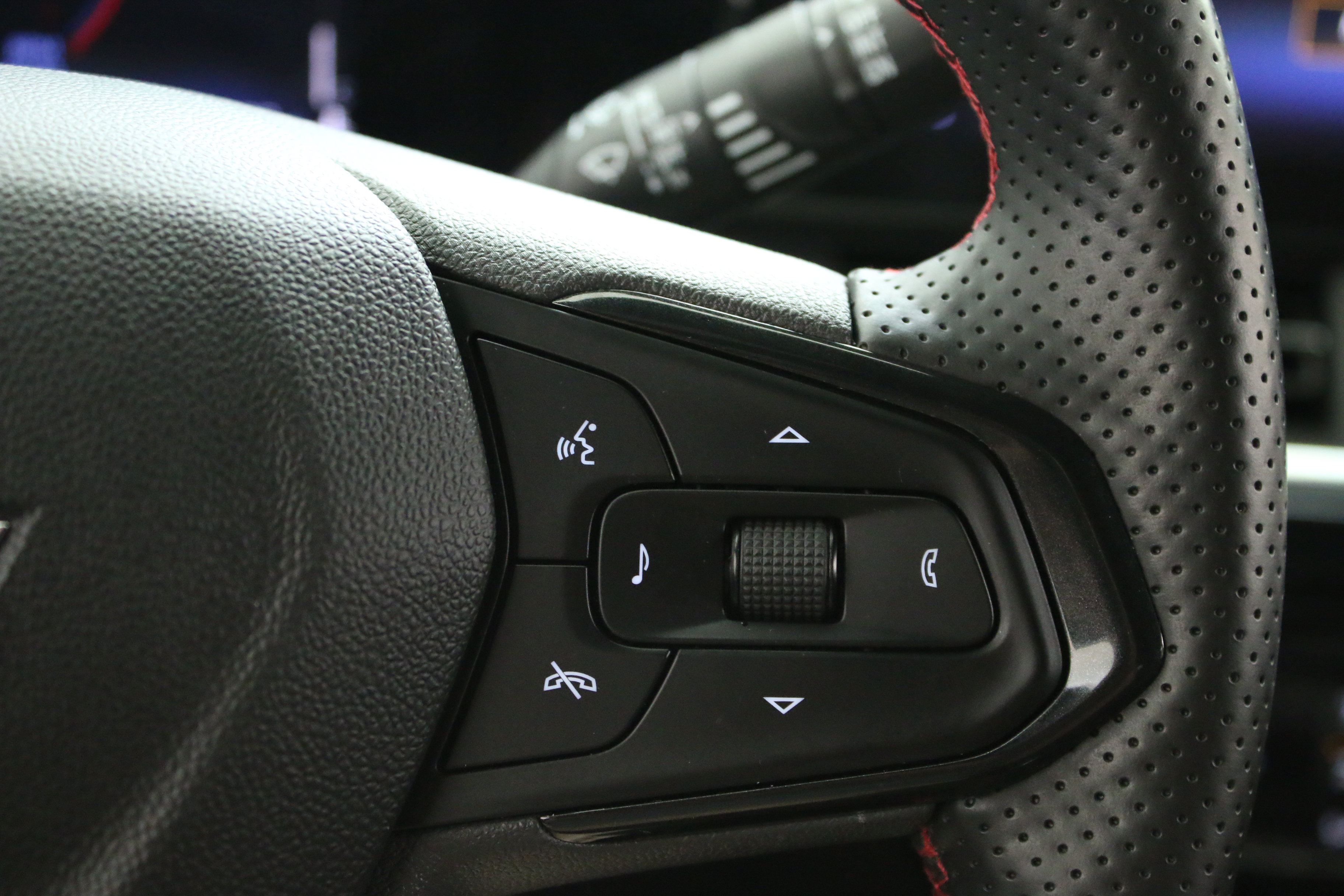 Used 2024 Chevrolet Trax RS w/ Sunroof Package FWD image 15