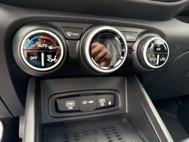 Used 2025 Hyundai Venue Limited image 33