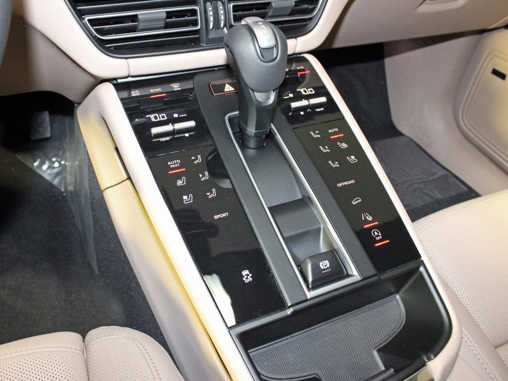 Certified 2025 Porsche Macan image 28