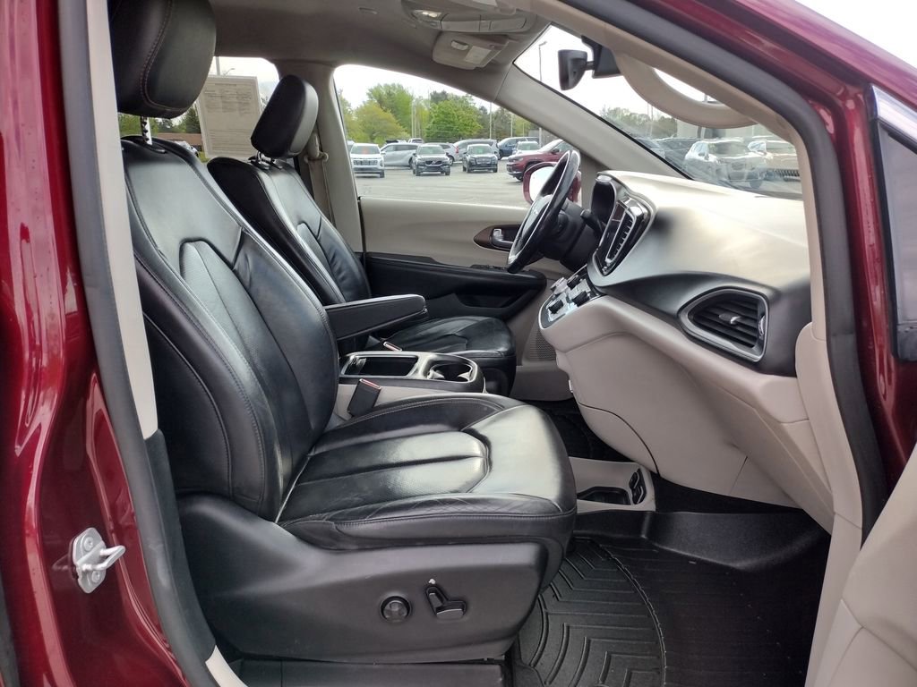 Used 2018 Chrysler Pacifica Touring-L Plus FWD image 12