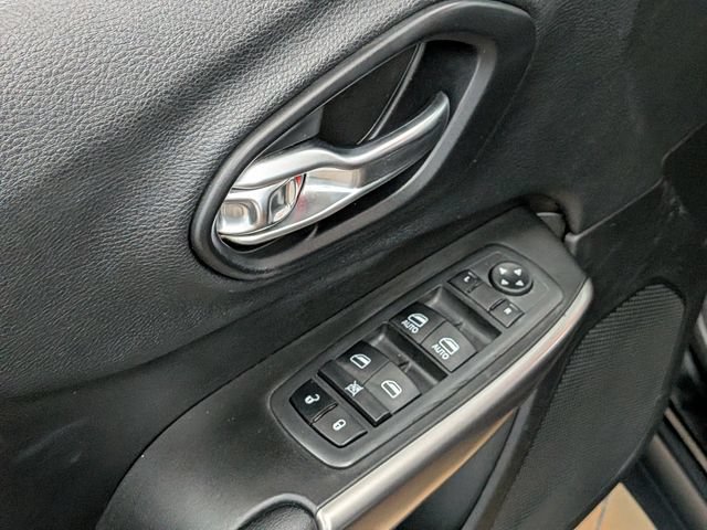 Used 2019 Jeep Cherokee Latitude Plus w/ Cold Weather Group AWD/4WD image 15