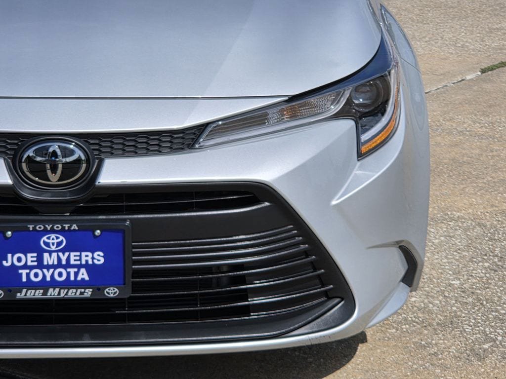 Used 2025 Toyota Corolla LE FWD image 4