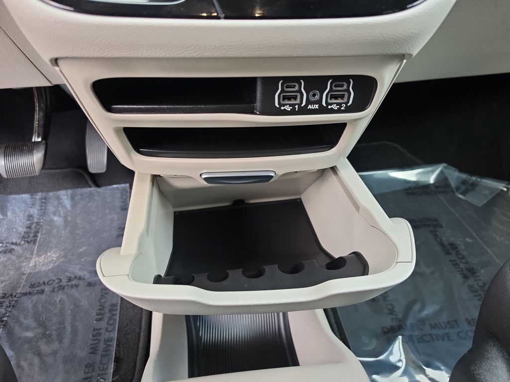 Used 2022 Chrysler Voyager LX FWD image 16