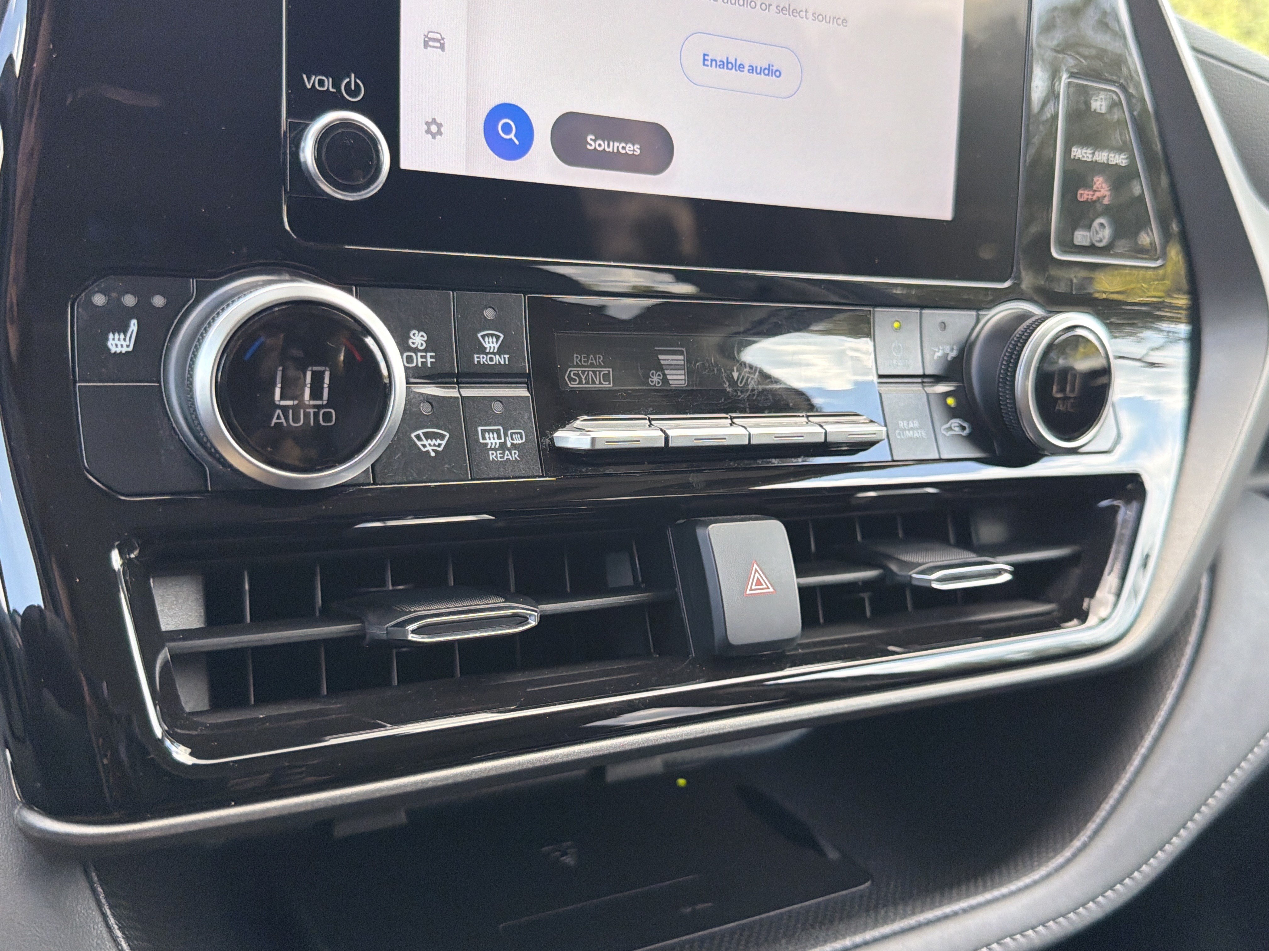 Certified 2025 Toyota Highlander XLE FWD image 9