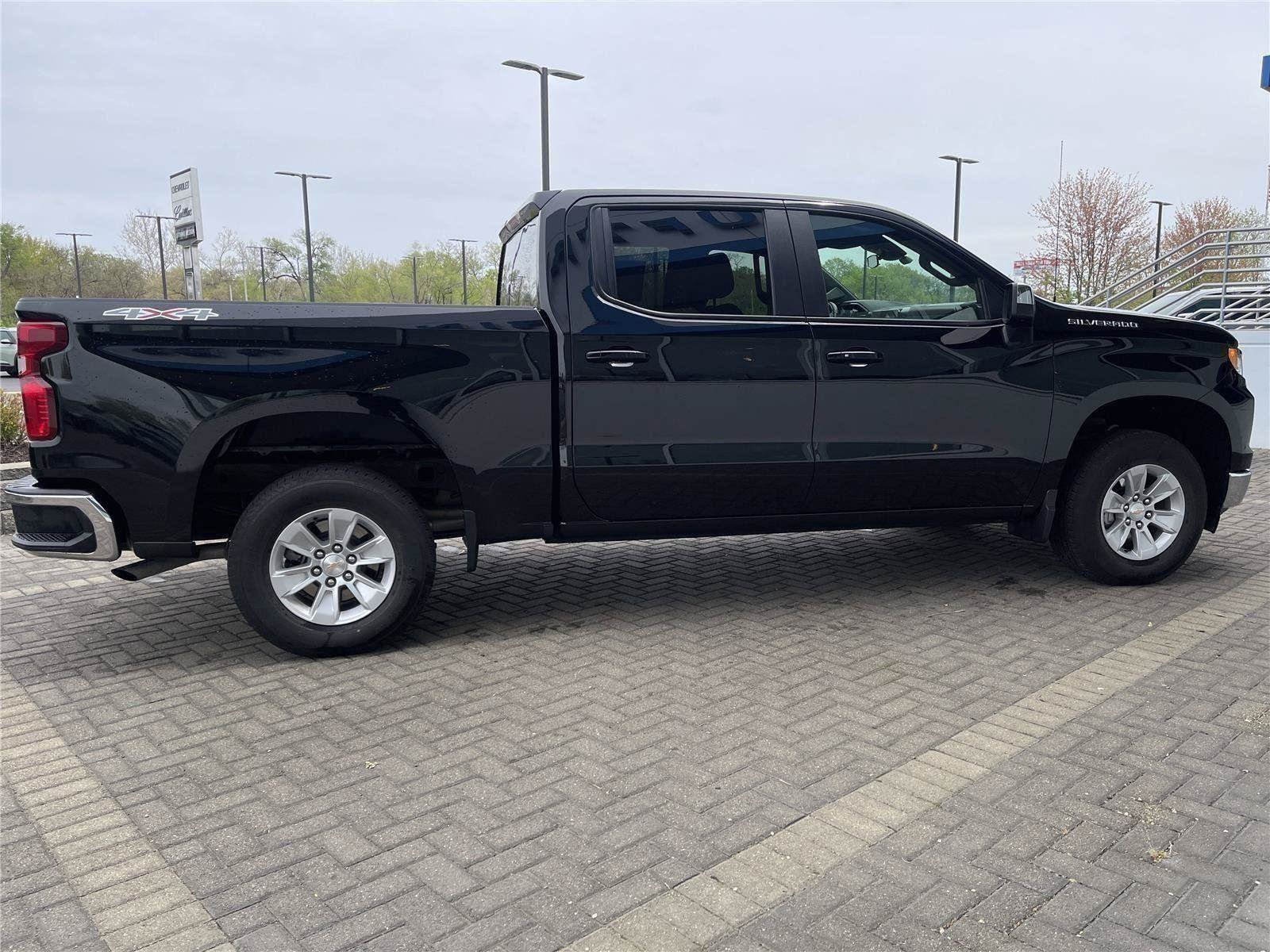 Used 2025 Chevrolet Silverado 1500 LT AWD/4WD image 6