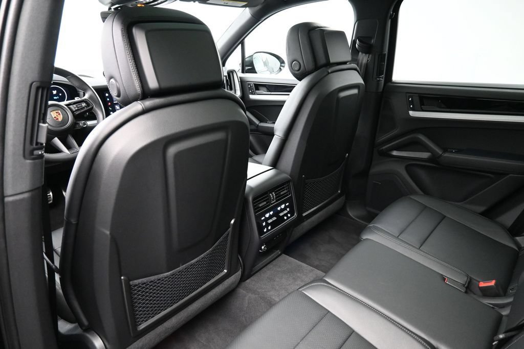 Certified 2025 Porsche Cayenne AWD/4WD image 8