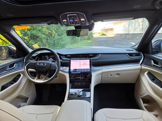 Used 2023 Jeep Grand Cherokee Limited w/ Luxury Tech Group II AWD/4WD image 32