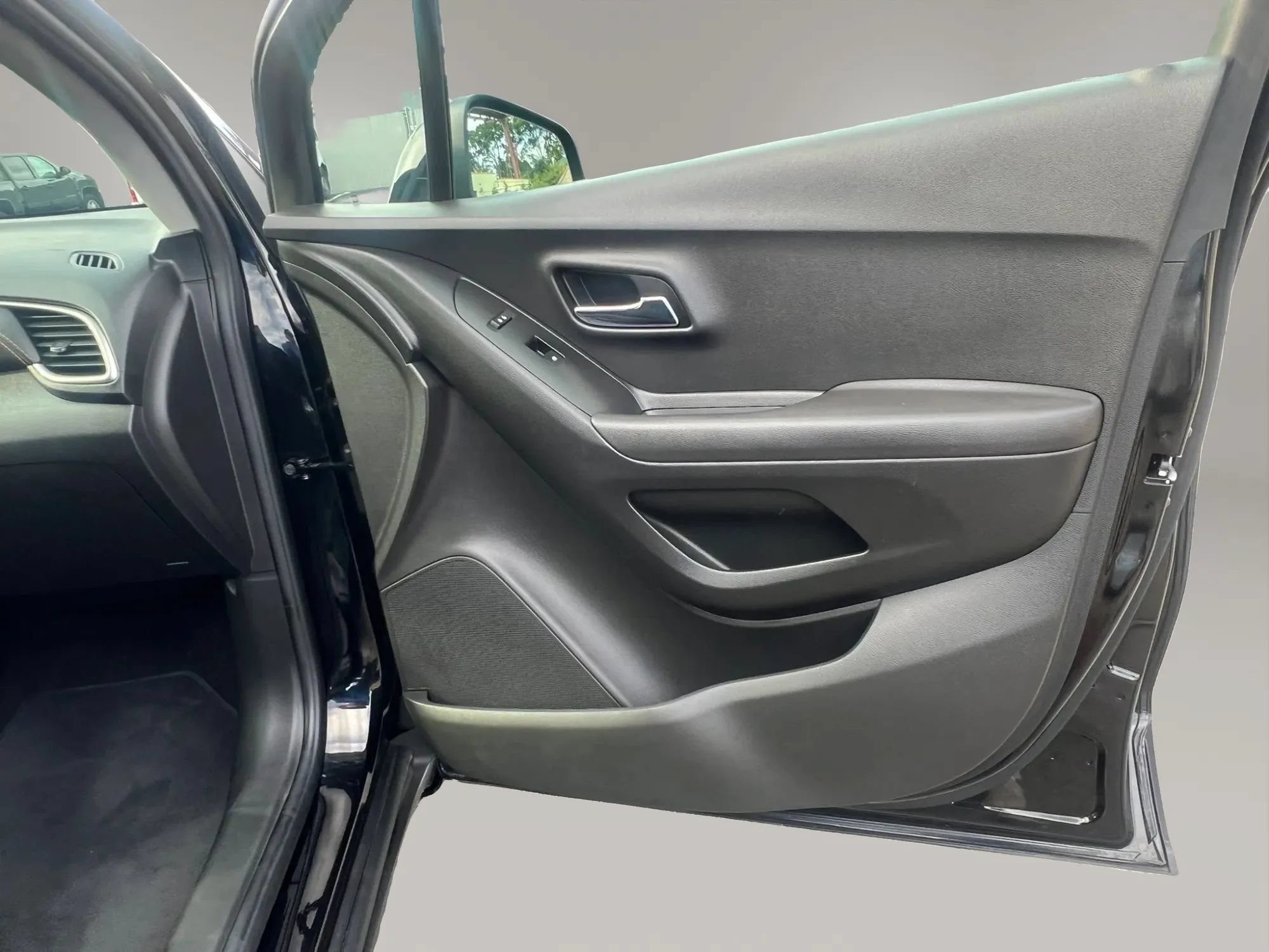 Used 2020 Chevrolet Trax LS w/ LPO, Protection Package FWD image 29
