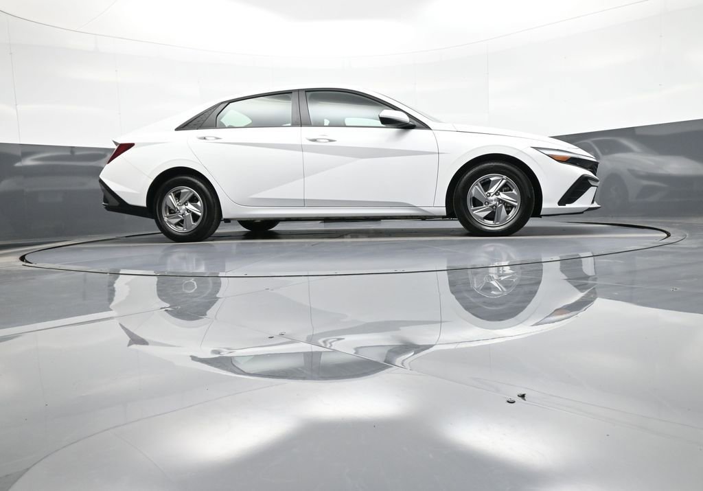 Certified 2025 Hyundai Elantra SE image 28
