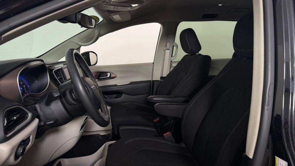 Used 2023 Chrysler Voyager LX FWD image 14
