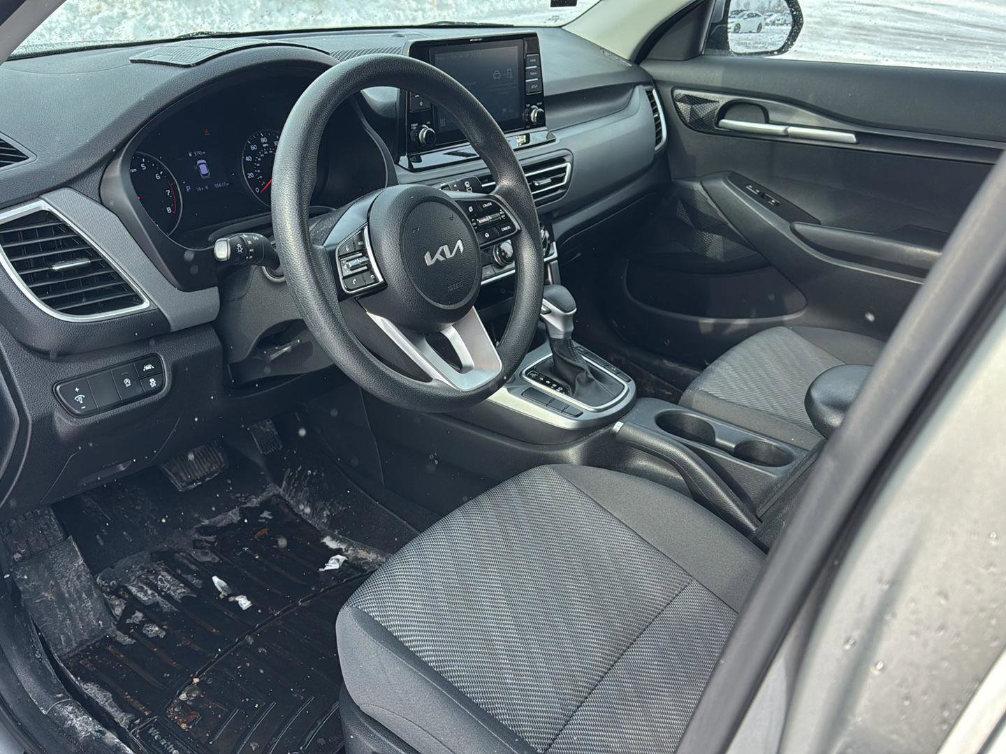 Used 2023 Kia Seltos LX image 12