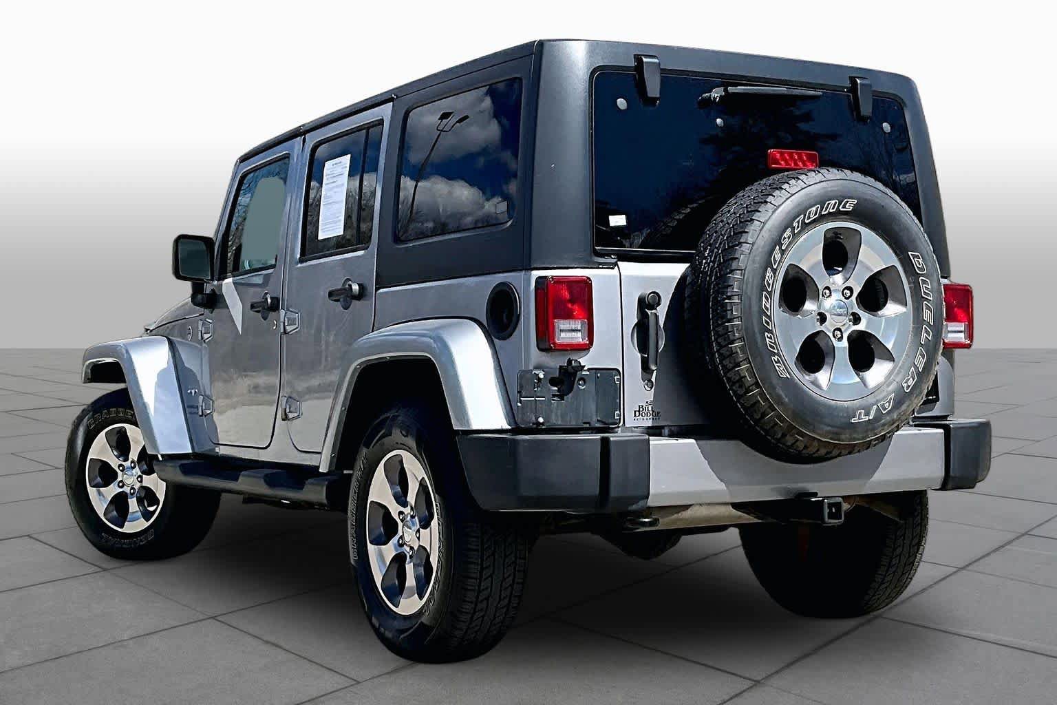 Used 2018 Jeep Wrangler Unlimited Sahara w/ Connectivity Group AWD/4WD image 12