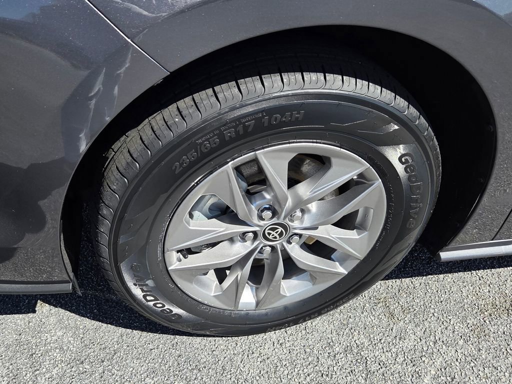 Used 2025 Toyota Sienna LE image 17