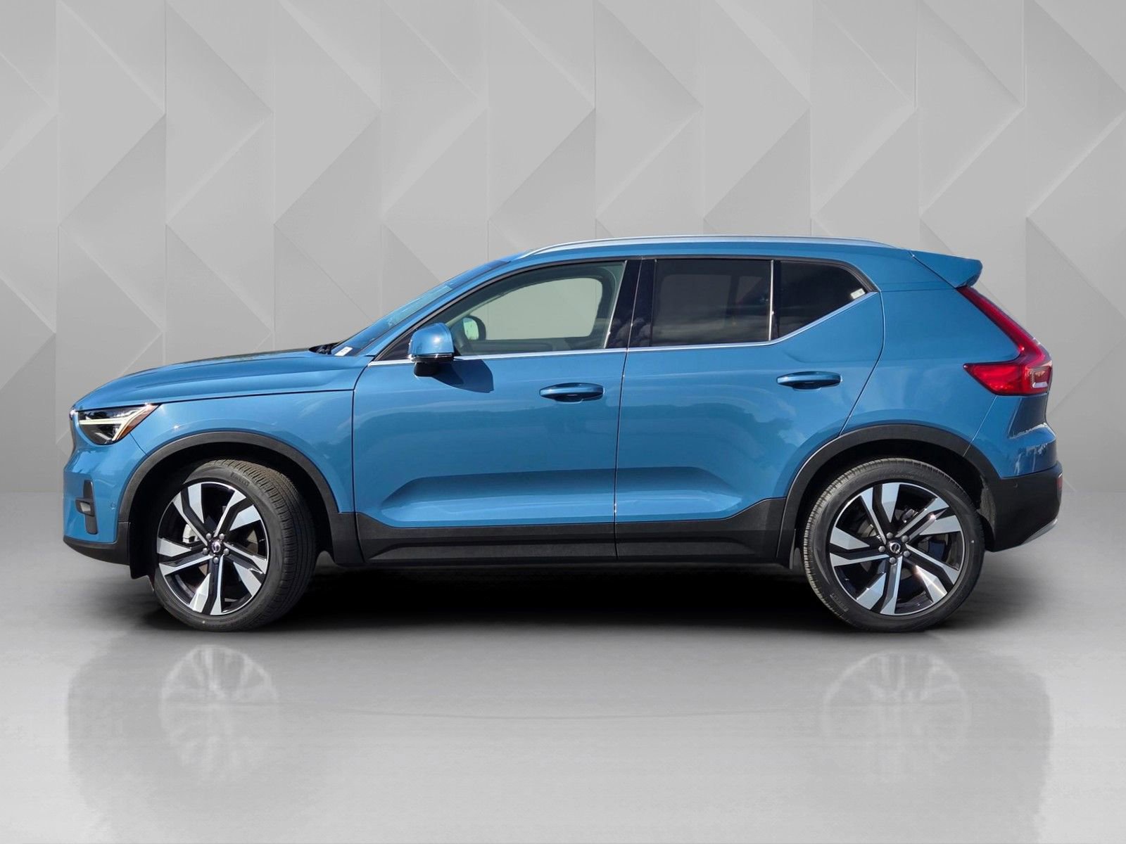 Certified 2023 Volvo XC40 B5 Ultimate w/ Protection Package Premier AWD/4WD image 3