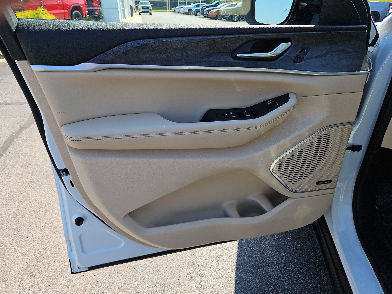 Used 2022 Jeep Grand Cherokee L Limited AWD/4WD image 20