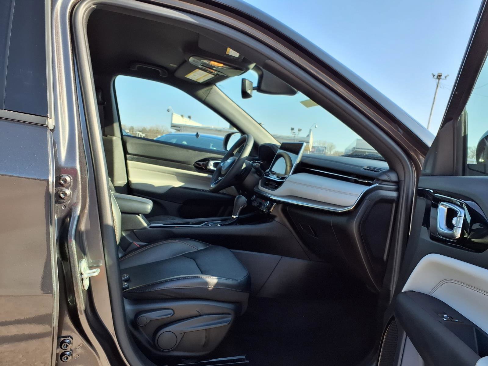 Used 2023 Jeep Compass Limited image 28