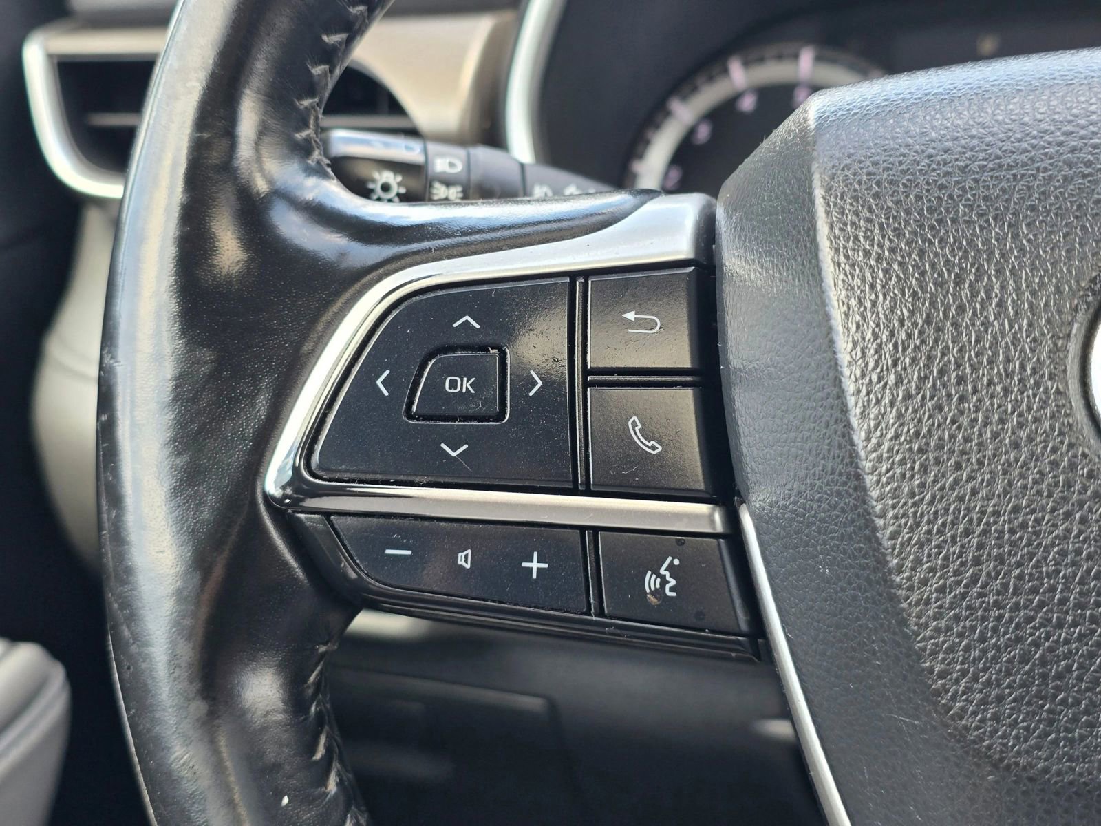 Used 2022 Toyota Highlander XLE AWD/4WD image 30