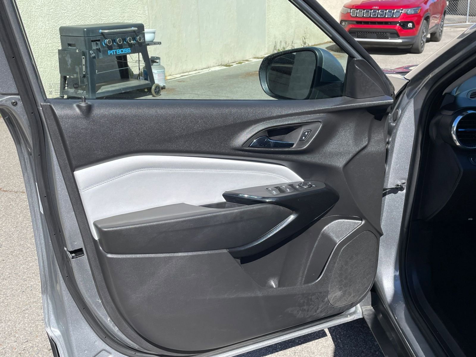 Used 2025 Chevrolet Trax LT image 18